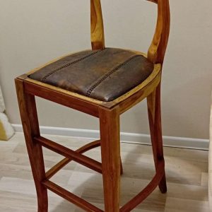 Авторски бар стол WoodcarvingBG: Масивна акация и естествена кожа