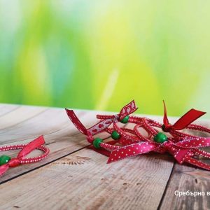 Практични ластични мартенички за забързани момичета Практични ластични мартенички за забързани момичета