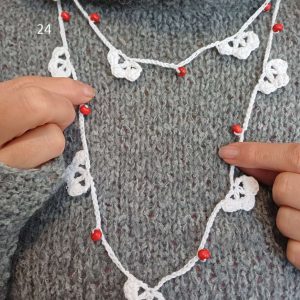 Нежно колие мартеница от памучна прежда и дървени мъниста Нежно колие мартеница от памучна прежда и дървени мъниста