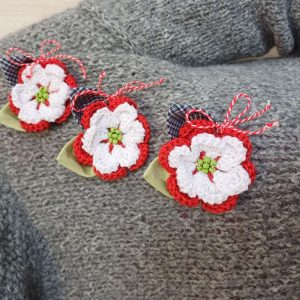 Очарователна ръчно плетена мартеница за специална дама Очарователна ръчно плетена мартеница за специална дама