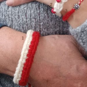 Ръчно плетени мъжки мартеници за ръка от вълна Ръчно плетени мъжки мартеници за ръка от вълна