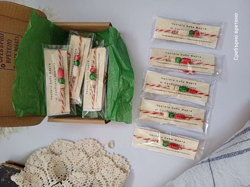 Десятка бюджетни мартеници-гривни за колегите в офиса или за училище Десятка бюджетни мартеници-гривни за колегите в офиса или за училище