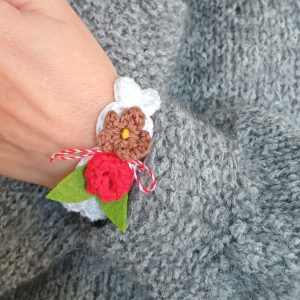 Дизайнерска плетена мартеничка с цветя от естествени материали Дизайнерска плетена мартеничка с цветя от естествени материали