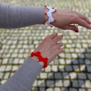 Ръчно плетена дамска мартеница - гривна от естествени материали Ръчно плетена дамска мартеница - гривна от естествени материали