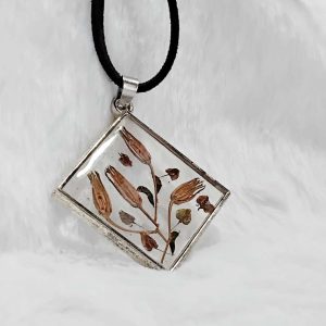 Колие смола в рамка