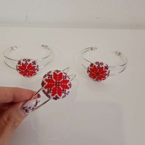 Мартеничка гривна с бродирана шевица