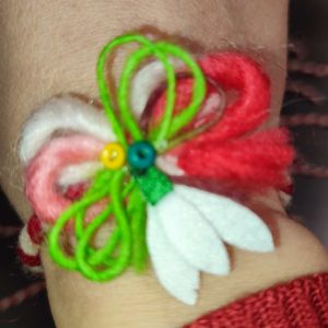 Вълнена мартеница с кокиче Вълнена мартеница с кокиче