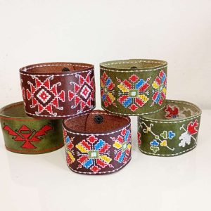 Кожена гривна с бродерия Кожена гривна с бродерия