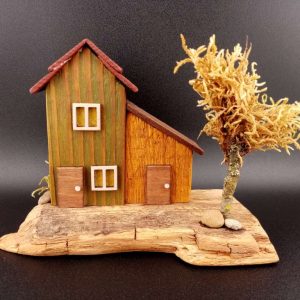 Миниатюрна дървена къщичка
