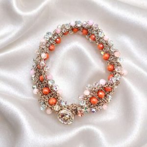 Ефектна ръчно изработена гривна