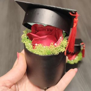Малка кутийка с роза за абитуриент/абсолвент 🎓