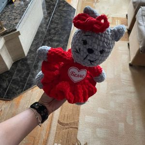 Ръчно плетено котенце с рокля и панделка 🐱🎀