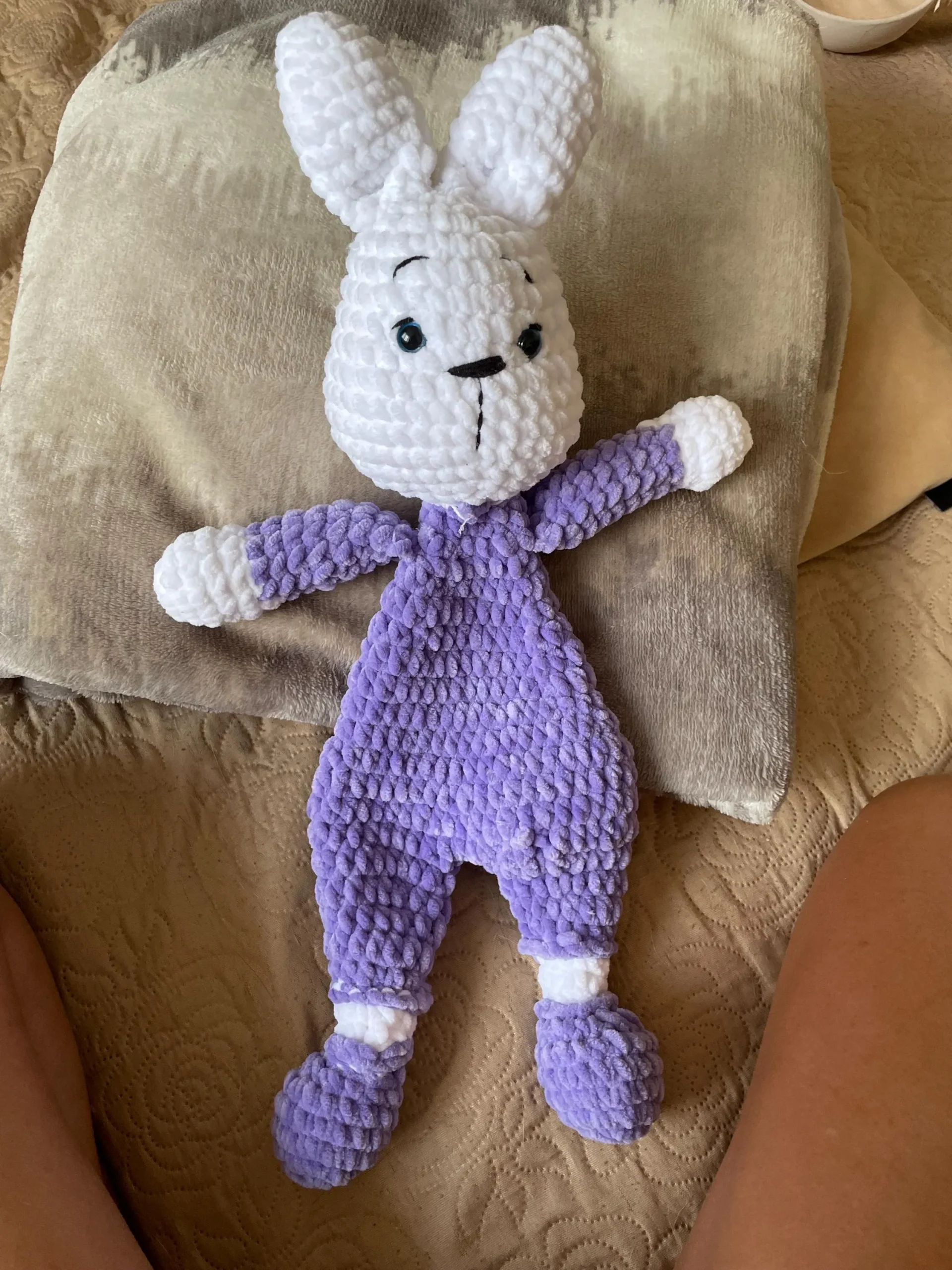 Ръчно плетено зайче комфортeр – нежен приятел 🐰 Ръчно плетено зайче комфортeр – нежен приятел 🐰