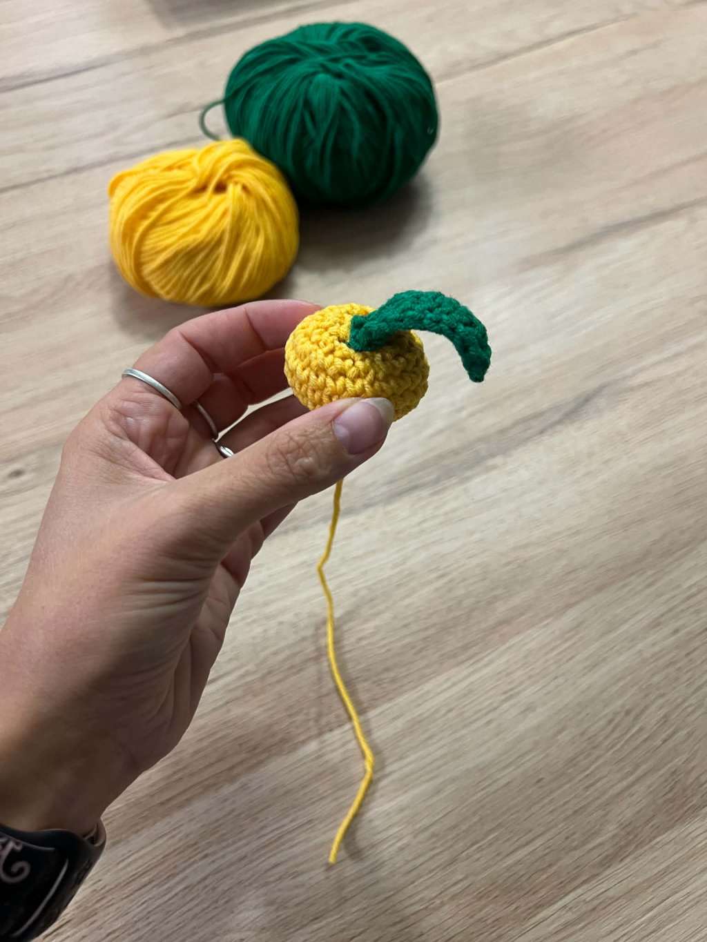 Ръчно плетена капибара с мандаринка 🦫🍊 Ръчно плетена капибара с мандаринка 🦫🍊