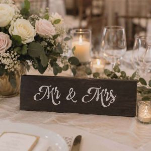 Сватбена табела „Mr & Mrs“ – ръчно изработена дървена декорация