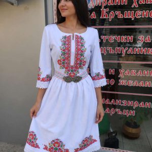 Бяла дамска рокля от кенар с българска шевица