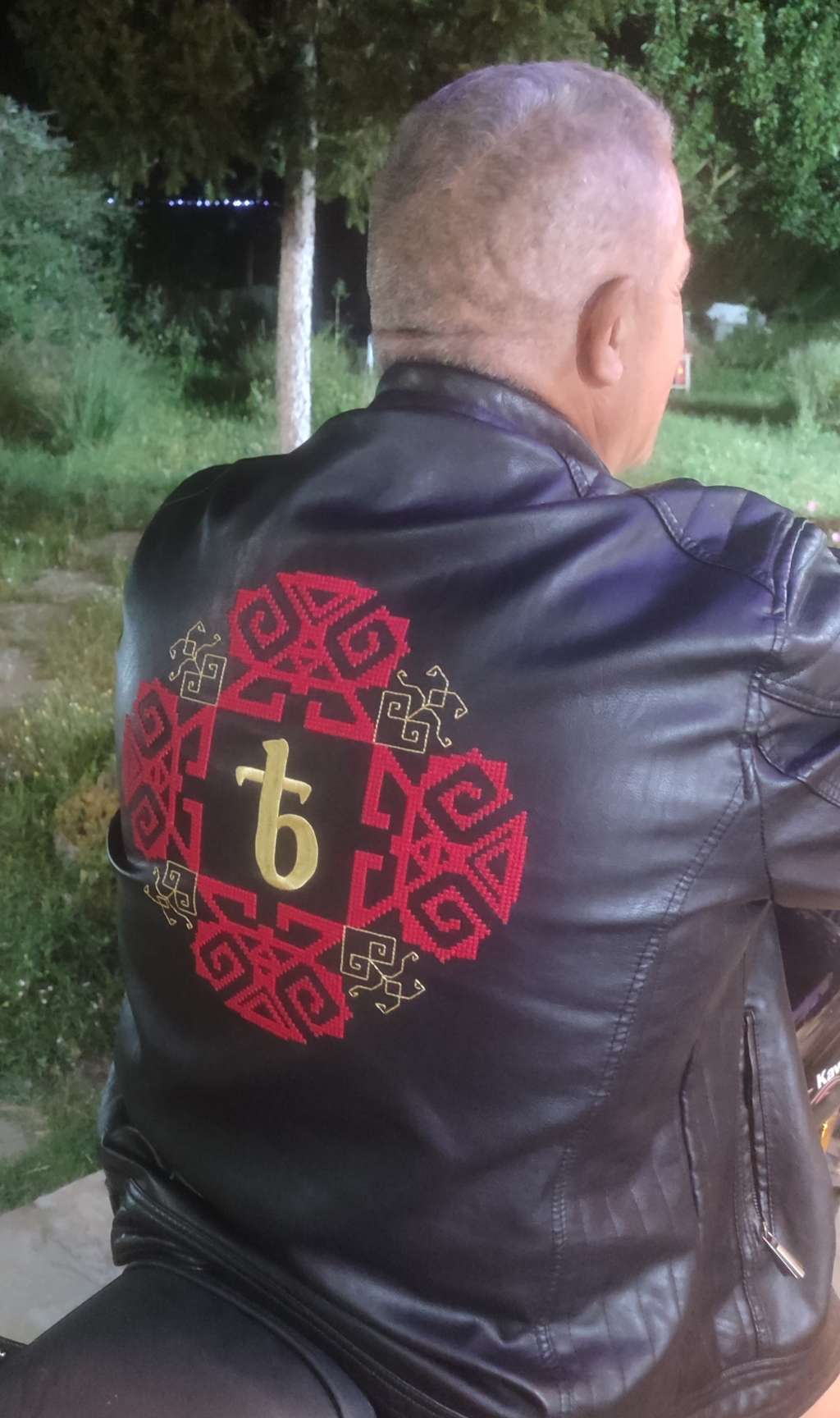 Мъжко яке от еко кожа с бродерия „Велик род“ и буква „Ят“ Мъжко яке от еко кожа с бродерия „Велик род“ и буква „Ят“