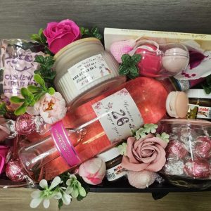 Луксозен подаръчен бокс с вино, сладки изкушения и цветя