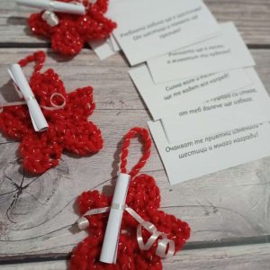 25 броя училищни Новогодишни късметчета-украса за елха в класната стая