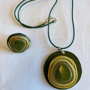 Модел 63. Зелен комплект колие с пръстен от естествена кожа и керамика