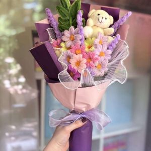 Букет от ръчно изработени плюшени цветя с мече. 💜