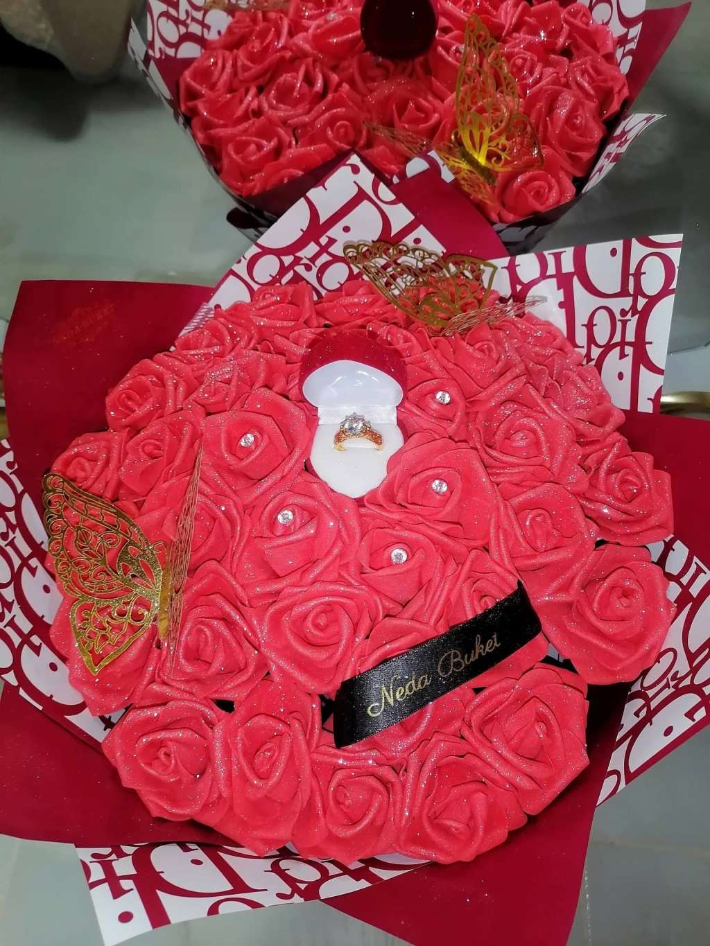 вечен букет от 41 рози и кутия за пръстен вечен букет от 41 рози и кутия за пръстен
