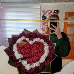 вечен букет от 51 рози в форма на сърце
