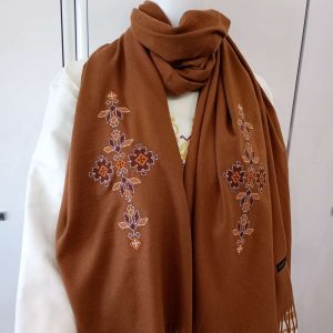 Кашмирен шал с бродирана шевица