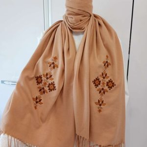 Кафяв кашмирен шал с бродирана шевица