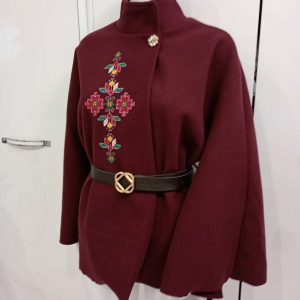 Пончо с бродирана шевицата