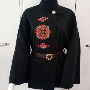 Пончо с бродирана шевица