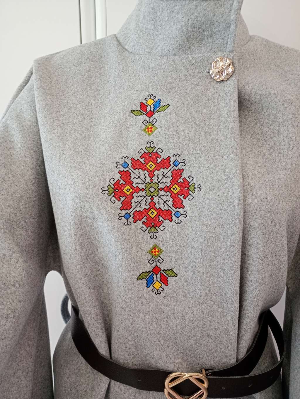 Пончо с бродирана шевица Пончо с бродирана шевица
