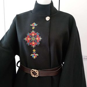 Пончо с бродирана шевица