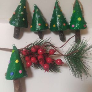 Коледни играчки за елха и декорация - елхички с точки. Коледни играчки за елха и декорация - елхички с точки.
