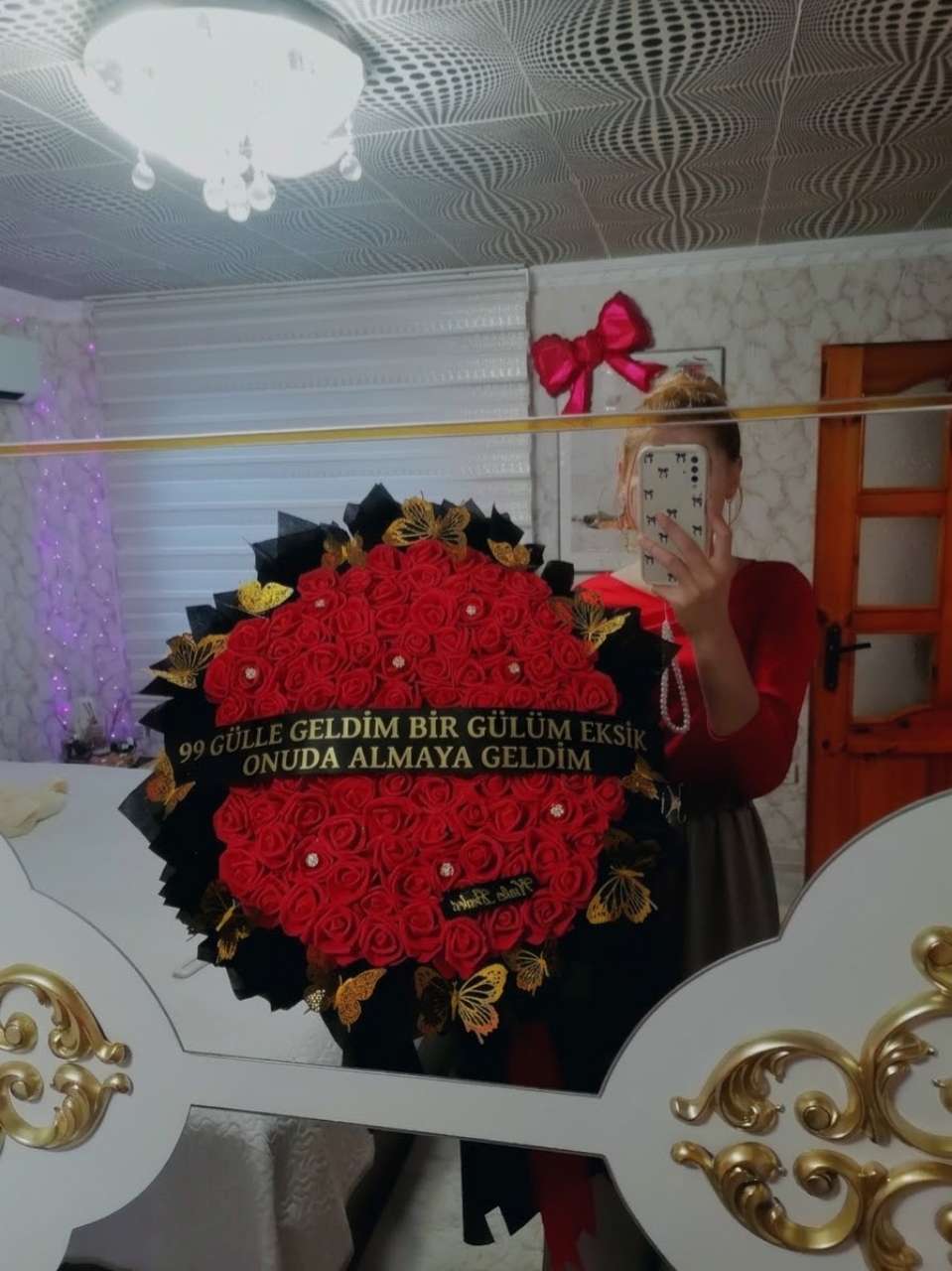 вечен букет от 99 рози с надпис вечен букет от 99 рози с надпис