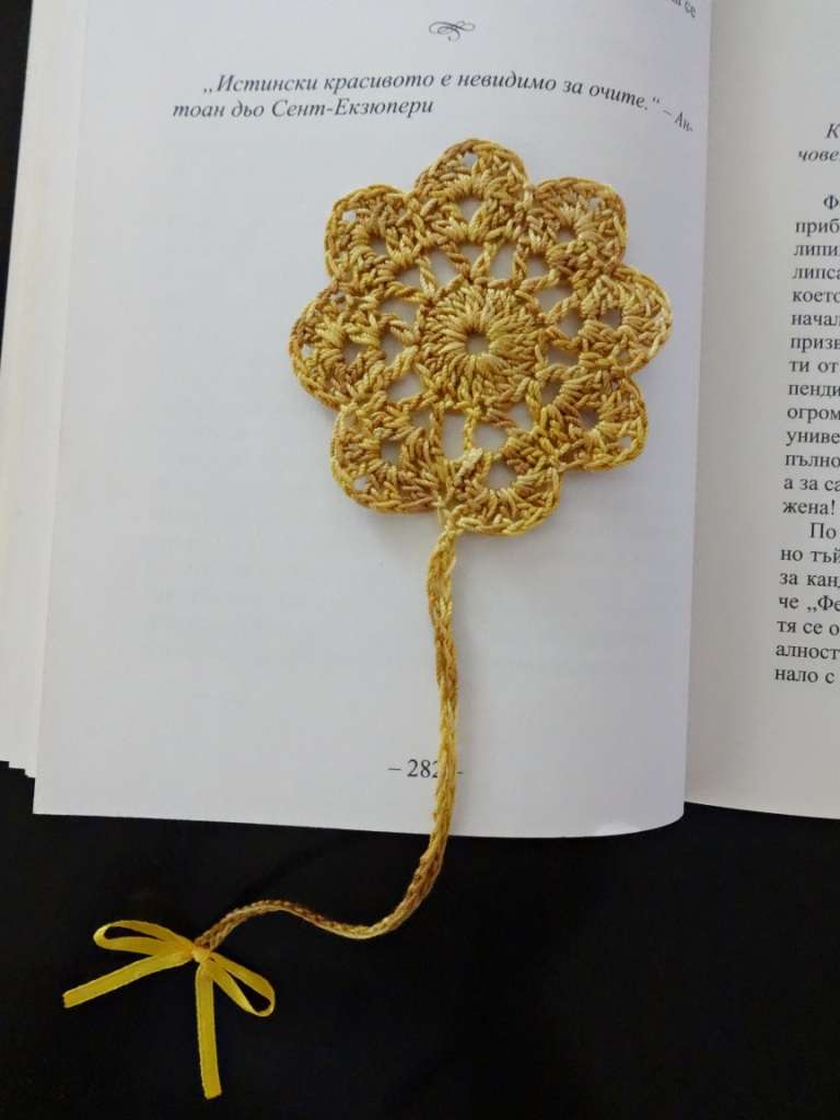 Винтидж отметка за книга с цвете в омбре ефект Винтидж отметка за книга с цвете в омбре ефект